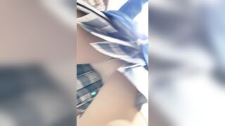 quay lén dưới váy bé học sinh mới lớn đi siêu thi