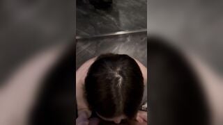 bé mẫu ảnh ngoan ngoãn nghe lời trả công cho anh