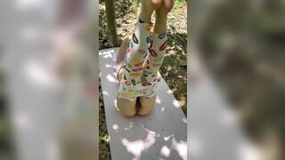 Show lồn chị dâu ngoài vườn cây trông chị múp nhìn muốn đụ quá p2
