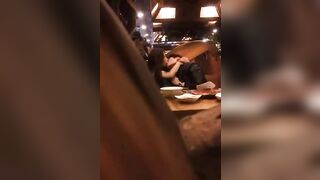cặp đôi làm tình ở quán ăn