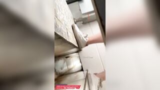 Quay lén nhà vệ sinh công cộng 3