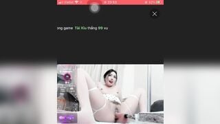 Thủ dâm trên live sướng bắn nước