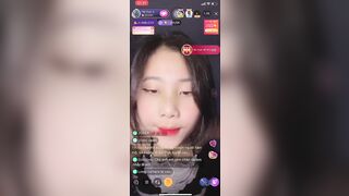 bé học sinh lớp 12 show hành trên live