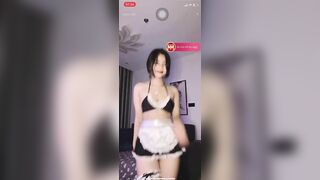 bé học sinh lớp 12 show hành trên live