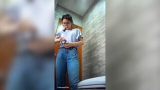 quay lén nhà vệ sinh trường học