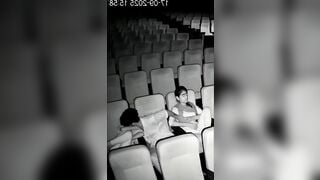 Dẫn 2 con bạn thân đi xem phim vùa sờ lồn bóp vú 2 đứa sướng hết người