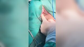 Đi phẫu thuộc bị lũ bác sĩ nghịch cái lồn to chảy nước