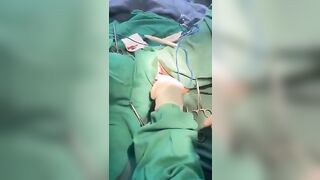Đi phẫu thuộc bị lũ bác sĩ nghịch cái lồn to chảy nước