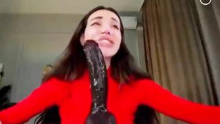 Teen bú lút cán con cu giả to bự dài
