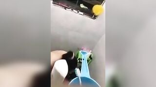 Quay lén em vợ ngọt nước đang tắm