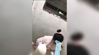 Quay lén em vợ ngọt nước đang tắm