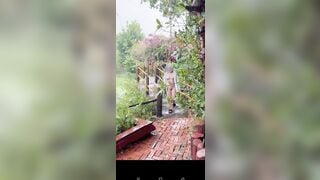 Public cùng em mie ở quán nước