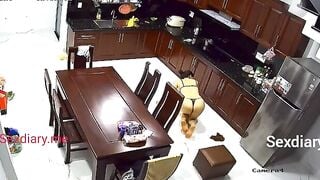 Hack cam vô tình thấy chị gái ở nhà một mình nứng lồn thủ dâm