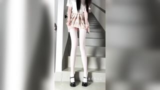 gái xinh nứng lồn thủ dâm ở cầu thang chảy nước