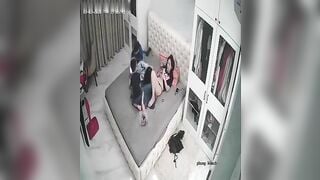 Bà dì khát tình mặc đồ hở hang trước mặt cháu, còn kêu cháu úp tay đo mu lồn của mình