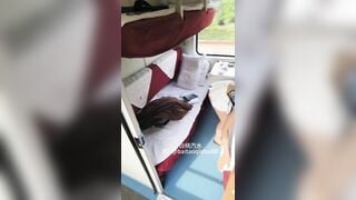cô bé dâm loàn gạ trai chịch trên tàu hỏa