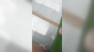 Nứng quá lấy trái đu đủ vào sục