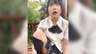 Em học sinh chubby ra công viên thủ dâm vú to lồn múp