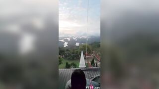 ngày nghỉ đưa bé học sinh đi ngắm bình minh ở một nơi xa