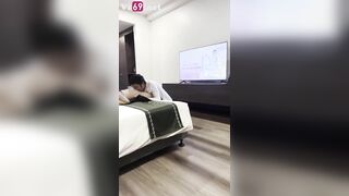 Đi học về em gái kính cận mặc đồng phục lao vào vòng tay anh