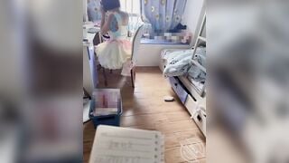 Đang ngồi học bài bị thằng bố dượng vào đòi đit và cái kết