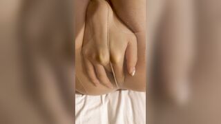 bé học sinh mới lớn không chịu bú nhưng tay đã tự móc rồi