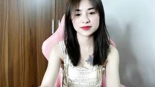 bé học sinh cuối cấp tập tành live để sau này quen việc