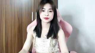 bé học sinh cuối cấp tập tành live để sau này quen việc