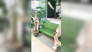 bé học sinh lớp 12 tập tành khoe hàng ở tttm