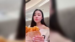 thằng bạn số hưởng được bạn thân bú cu cho trong quán cafe