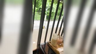 thanh niên số hưởng đi uống cafe được bé học sinh bú mút