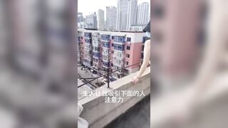 Con bạn lên sân thượng móc lồn thủ dâm bằng toy phụt nước dâm đãng kích thích