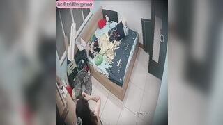 Em trần truồng nằm nghịch bím
