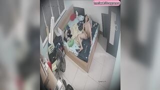 Em trần truồng nằm nghịch bím