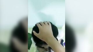 Mẹ dặn anh trai ở nhà coi em