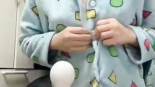 Nứng quá thủ dâm tạm bằng chân giường