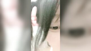 bé học sinh chào hàng các anh