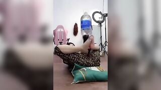 Uống coca bằng miệng...