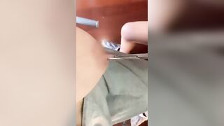 Đeo khuyên vú cho khách vú to khủng lén quay lại làm kỉ niệm