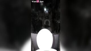 Em nhân viên quán hát đang móc lồn sướng thì có khách