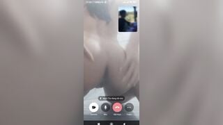 Bé này cũng *** body ngon quá ae lại còn chơi dầu gió nữa