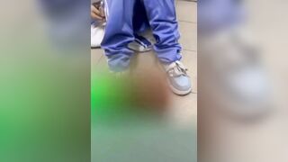 Em học sinh bị kéo vào nhà vệ sinh trường lột sạch quần áo ra cho tụi con trai xem
