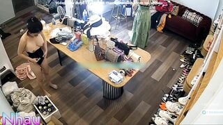 Thay Đồ Tại Shop Quần Áo Nữ