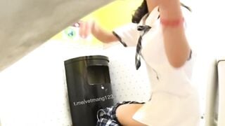 Thầy hiệu trưởng biến thái đặt cammera quay lén học sinh cấp 2 trong toilet