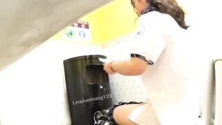 Thầy hiệu trưởng biến thái đặt cammera quay lén học sinh cấp 2 trong toilet