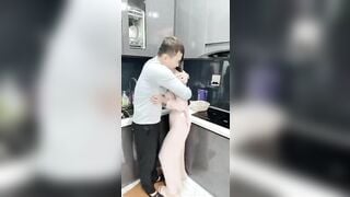 Để T giúp vợ m nấu ăn, Ai ngờ Bóp Vú Móc lồn Hấp Dâm vợ thg bạn thân xuất Tinh tràn