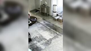 Hack cam thế nào không biết đúng cảnh nữ công an đang thay đồ