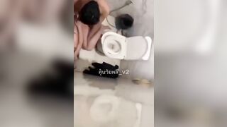 Quay lén 2 em học sinh địt nhau trong nhà về sinh vú to lồn ngon mới lớn