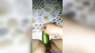 Vừa thủ dâm vừa nói chuyện với người thân trong nhà tắm...!!!