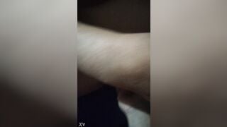 Thím đi làm về, vào phòng cháu vui vẻ